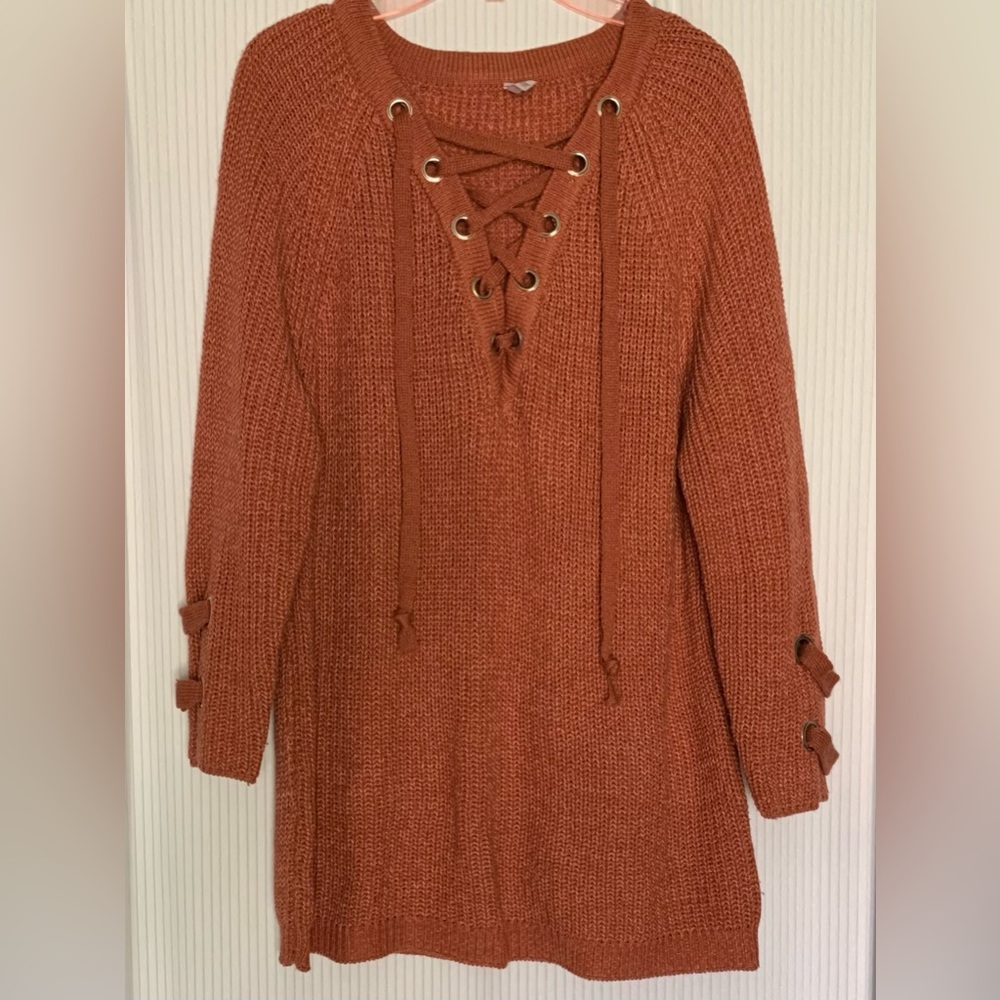 Daisies V Neck Sweater w / Lace Up Detail neckline and cuffs Size Medium
